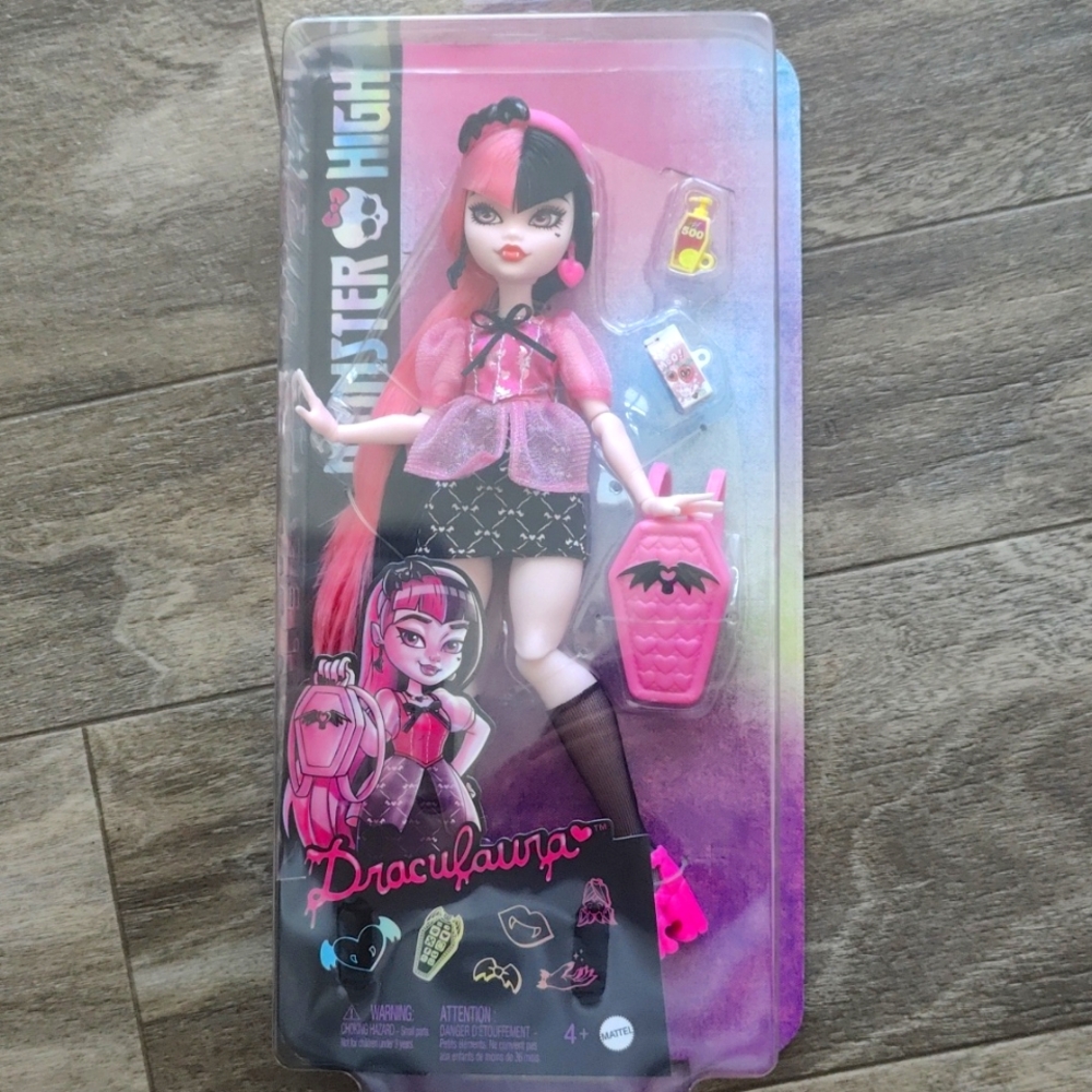 Monster High Draculaura Day Out Doll w/ Accessories (Purse, Juice & Sunscreen)